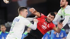 Egypťan Yehia El-Deraa (v červeném) střílí, bránit se ho snaží Nik Henigman ze...