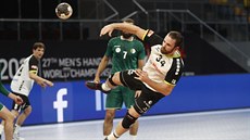 Švýcar Alen Milosevic střílí na branku Alžírska.