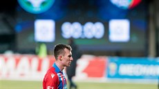 Plze�ský úto�ník Luká� Mat�jka opou�tí h�i�t� po remíze v P�íbrami.