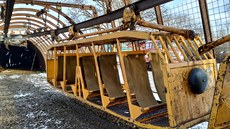 Závsný vozík na pepravu horníku v podzemí povený na závsné kolejnici