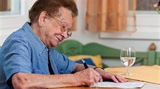 Seniorka podepisuje smlouvu, ilustrační snímek