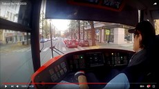 Youtuber Rezistor poctiv� zamazává obli�eje i zna�ky.