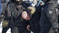 Rutí policisté zasahují proti demonstrantm, kteí vyjadují podporu...