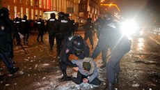 Rutí policisté zasahují proti demonstrantm, kteí vyjadují podporu...