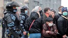 Ru�tí policisté zasahují proti demonstrant�m, kte�í vyjad�ují podporu...