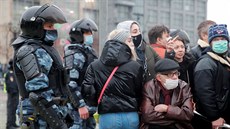 Rutí policisté zasahují proti demonstrantm, kteí vyjadují podporu...