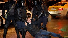 Rutí policisté zasahují proti demonstrantm, kteí vyjadují podporu...
