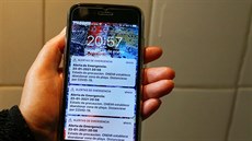 Zpráva vyzývající k evakuaci kv�li riziku cunami, kterou krizový ú�ad ONEM...