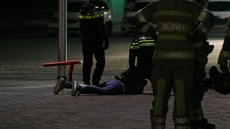 Nizozemská policie zasahovala proti protestující mládei, která zapálila...