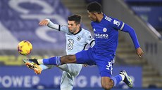 Obránce Wesley Fofana z Leicesteru (vpravo) v souboji s Christianem Pulisicem,...