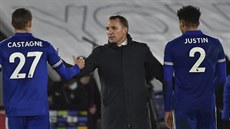 Trenér Leicesteru Brendan Rodgers po vít�zství nad Chelsea gratuluje svým...