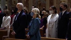 Joe Biden a jeho manelka Jill Bidenová se úastní me v katedrále apotola sv....
