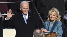 Joe Biden písahá na Bibli, kterou drí jeho manelka Jill Bidenová. (20. ledna...