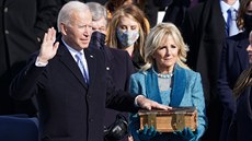 Joe Biden písahá na Bibli, kterou drí jeho manelka Jill Bidenová. (20. ledna...