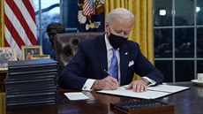 Joe Biden podepsal adu exekutivních píkaz, které zvrátí nkterá Trumpova...