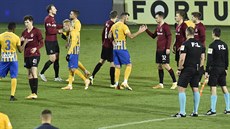 Je dobojováno, opavtí fotbalisté a sparané se zdraví po vítzství host 3:0.