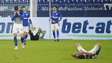 Neastní fotbalisté Schalke, práv od Kolína nad Rýnem inkasovali gól ve tetí...