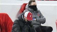 Liverpoolský kou� Jürgen Klopp p�emý�lí, jak zlomit duel proti Burnley.
