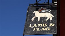 Oxfordská univerzitní hospoda The Lamb and Flag ke konci ledna koní. Donutila...