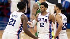 Joel Embiid, Tobias Harris a Ben Simmons z Philadelphie se hecují.