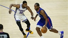 U míe Kawhi Leonard z Los Angeles Clippers, brání ho  Glenn Robinson III ze...