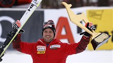 Beat Feuz slaví triumf ve sjezdu v Kitzbühelu.