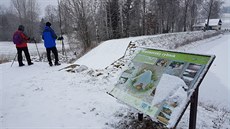 Turisté v Hlavov na Náchodsku na trase do skalního msta Hvzda zdolávají...