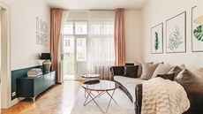 �V obývacím pokoji jsem dal vymalovat spodní �ást st�ny na petrolejov� modrý...