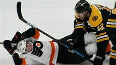 Jakub Voráek (vlevo) z Philadelphie v souboji s Craigem Smithem z Bostonu.