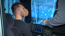 Reportér Matj Smlsal zkouí simulátor tramvaje, který ostravský dopravní...