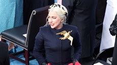 „Maková panenka“ Lady Gaga v róbě značky Schiaparelli, tvořené kašmírovým...