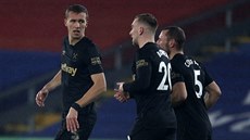Tomá� Sou�ek (vlevo) skóroval v Premier League, slaví se spoluhrá�i z West Hamu.