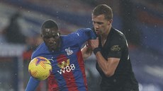 Tomá� Sou�ek (vpravo) z West Hamu brání Christiana Bentekeho z Crystal Palace.