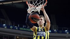 Jan Veselý z Fenerbahce Istanbul smeuje do koe Maccabi Tel Aviv.