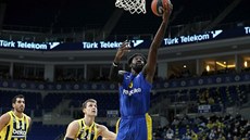 Jan Veselý z Fenerbahce Istanbul sleduje zakonení Othella Huntera z Maccabi...