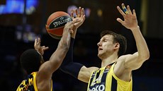 Jan Veselý z Fenerbahce Istanbul brání Erricka McColluma z Chimek.