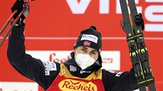 Jarl Magnus Riiber se raduje z triumfu v prvním závodě SP v severské kombinaci...