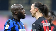 Zlatan Ibrahimovic (vpravo) z AC Milán a Romelu Lukaku z Interu Milán si...