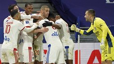 Fotbalisté Lyonu se radují z gólu.