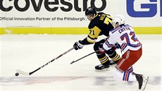 Jevgenij Malkin z Pittsburghu (vlevo) a Filip Chytil z NY Rangers v souboji o...