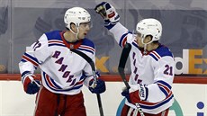 Filip Chytil z NY Rangers (vlevo) slaví gól, gratuluje mu Brett Howden.