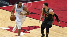 Talen Horton-Tucker z LA Lakers u mí�e, brání ho Zach LaVine z Chicaga.