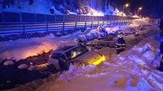 Hasii vytahovali havarované auto z koryta Úpy v Peci pod Snkou, jejich...