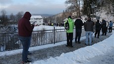 Pendlei ekají nkolik hodin ve front na povinný test na covid-19. Odbry se...