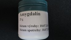 Amygdalin v těle po požití metabolizuje na kyanovodík a kyanidy.