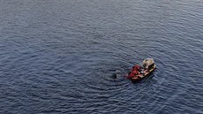 Záchrana labut z hladiny Vltavy u mostu Legií (20. 1. 2020).