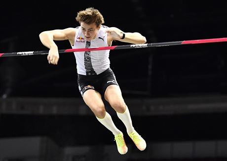 Armand Duplantis pekonává 601 centimetr na mítínku v Düsseldorfu.