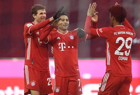 Fotbalisté Bayernu Mnichov se radují ze vsteleného gólu. Trefil se Serge...