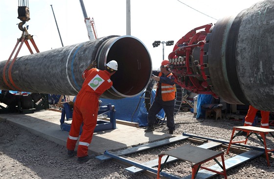 Dělníci při stavbě plynovodu Nord Stream 2 v Rusku. (5. června 2019)