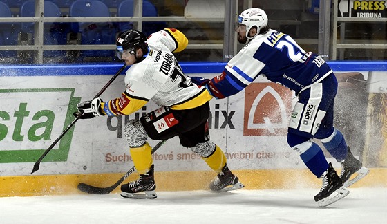 Litvínovský Patrik Zdráhal ujídí útoníkovi Komety Brno Martinu Zaoviovi.